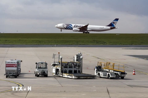 Máy bay của hãng EgyptAir cất cánh tại sân bay Charles de Gaule, Pháp. (Nguồn: EPA/TTXVN)