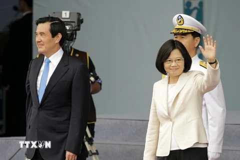 Nhà lãnh đạo mới của Đài Loan Thái Anh Văn (phải) và người tiền nhiệm Mã Anh Cửu tại Phủ tổng thống ở Đài Bắc ngày 20/5. (Nguồn: EPA/TTXVN)