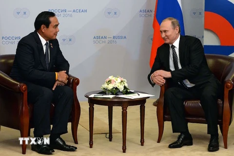Thủ tướng Thái Lan Prayut Chan-o-cha và Tổng thống Nga Vladimir Putin gặp gỡ bên lề Hội nghị thượng đỉnh Nga-ASEAN. (Nguồn: AFP/TTXVN)