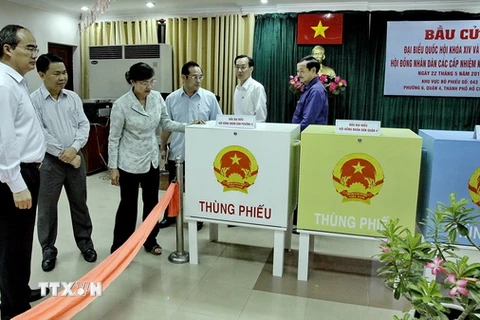 Ông Nguyễn Thiện Nhân cùng đoàn kiểm tra công tác chuẩn bị bầu cử tại Đơn vị bầu cử số 1, khu vực bỏ phiếu số 43, Thành phố Hồ Chí Minh. (Ảnh: Thế Anh/TTXVN)