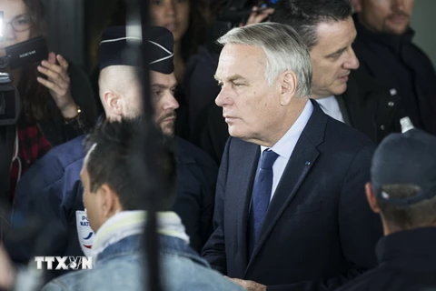 Ngoại trưởng Pháp Jean-Marc Ayrault rời khách sạn Mercure cạnh sân bay Charles de Gaule, nơi ông gặp gỡ thân nhân các hành khách trên máy bay MS804. (Nguồn: EPA/TTXVN)
