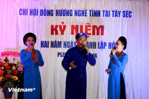 Các nghệ sỹ Đoàn ví giặm Nghệ Tĩnh biểu diễn phục vụ kiều bào tại Plzen. (Ảnh: Đinh Hóa/Vietnam+)