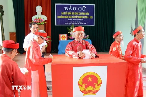 Cử tri là người cao tuổi tại khu vực bỏ phiếu bầu cử số 4, thị trấn Thứa, huyện Lương Tài, tỉnh Bắc Ninh bỏ phiếu. (Ảnh: Thái Hùng/TTXVN)