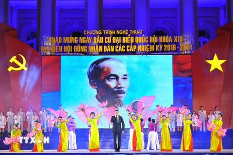 Chương trình nghệ thuật Ngày hội non sông chào mừng Bầu cử đại biểu Quốc hội khóa XIV tại Quảng trường Cách mạng Tháng Tám (Hà Nội). (Ảnh: Minh Đức/TTXVN)