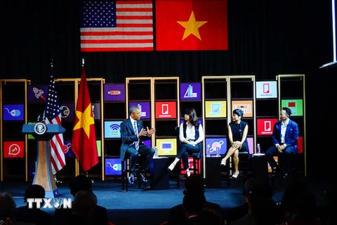 Tổng thống Barack Obama trao đổi với các doanh nghiệp trẻ khởi nghiệp tiêu biểu. (Ảnh: Văn Đạt/TTXVN)