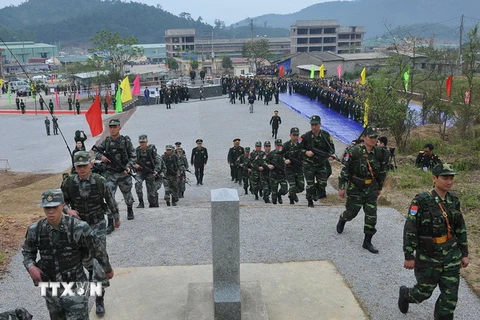 Lực lượng biên phòng Việt Nam và Trung Quốc tiến hành tuần tra chung biên giới đoạn từ Cột mốc 1223 đến Cột mốc 1222. (Ảnh: Trọng Đức/TTXVN