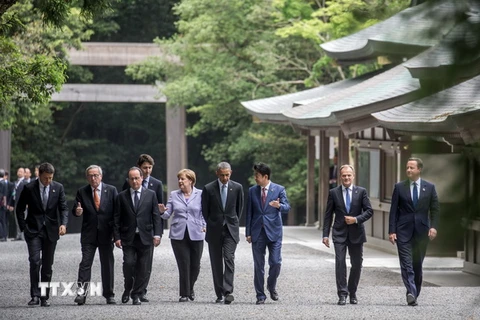 Các nhà lãnh đạo G7 thăm một đền thờ ở Mie, Nhật Bản. (Nguồn: EPA/TTXVN)