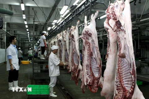 Dây chuyền giết mổ lợn tại Công ty VISSAN. (Ảnh: Thanh Vũ/TTXVN)