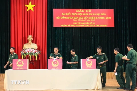Cử tri là lực lượng vũ trang tỉnh An Giang tại Khu vực bỏ phiếu số 11, phường Mỹ Bình, thành phố Long Xuyên, bỏ phiếu bầu cử. (Ảnh: Đặng Công Mạo/TTXVN)