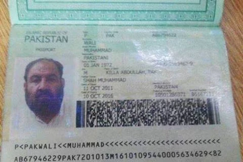 Tấm hộ chiếu được tìm thấy gần chiếc xe ôtô của Akhtar Mansour. (Nguồn: tribune.com.pk) 