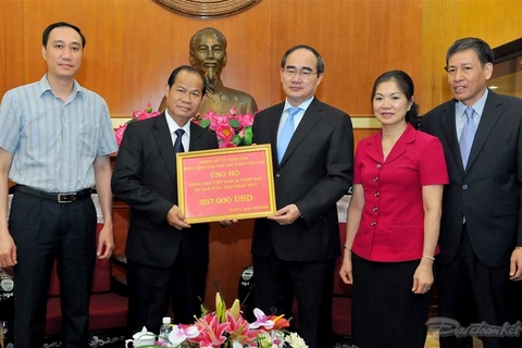 Đại diện Đại sứ quán Lào trao tiền ủng hộ nhân dân bị thiên tai