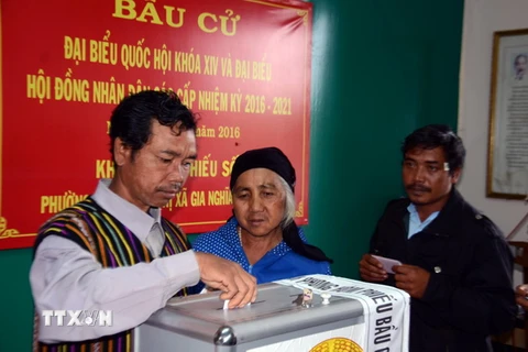 Cử tri bỏ phiếu bầu cử tại khu vực bầu cử số 5, phường Nghĩa Tân, thị xã Gia Nghĩa, tỉnh Đắk Nông. (Ảnh: Hưng Thịnh/TTXVN)