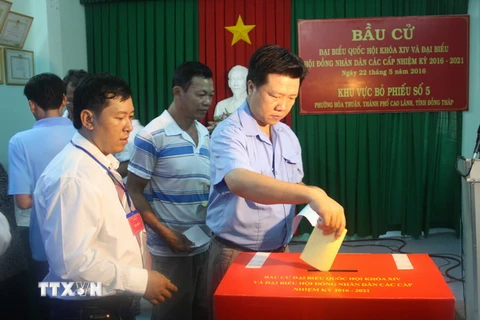 Cử tri bỏ phiếu tại khu vực bỏ phiếu số 5, phường Hòa Thuận, thành phố Cao Lãnh. (Ảnh: Huỳnh Phúc Hậu/TTXVN)