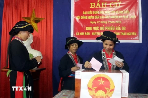 Cử tri xã Kim Sơn, huyện Định Hóa, tỉnh Thái Nguyên bỏ phiếu bầu cử. (Ảnh: Thu Hằng/TTXVN)