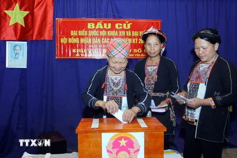 Các cử tri bỏ phiếu tại Tổ bầu cử số 8, xã Tân Đồng, huyện Trấn Yên, tỉnh Yên Bái. (Ảnh: Thế Duyệt/TTXVN)
