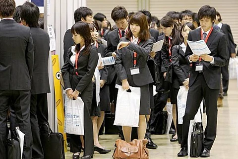 Xếp hàng nộp đơn xin việc ở Nhật Bản. ( Nguồn: AP)