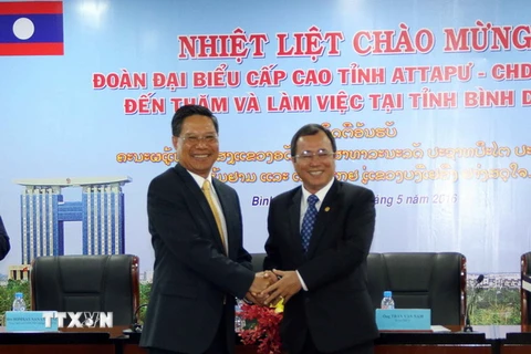 Ông Nam Vinhake (trái) và Trần Văn Nam, Bí thư Tỉnh ủy tỉnh Bình Dương. (Ảnh: Quách Lắm/TTXVN)
