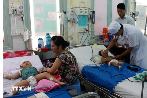 Trẻ được điều trị, chăm sóc tại Khoa nhi Bệnh viện đa khoa tỉnh Kiên Giang. (Ảnh: Trường Giang/TTXVN)