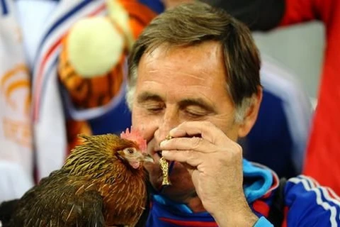 Ông Clement Tomaszewski và chú gà trống cưng Balthazar. (Nguồn: eurosport.fr)