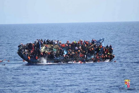 Một chiếc thuyền chở người di cư bị lật ngoài khơi Libya. (Nguồn: Reuters)