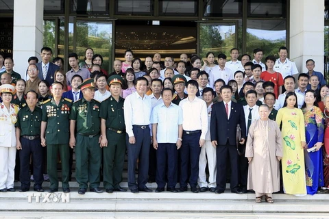 Phó Chủ tịch Quốc hội Đỗ Bá Tỵ chụp ảnh chung với các đại biểu. (Ảnh: Phạm Kiên/TTXVN)