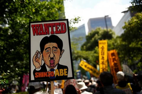 Biểu tình yêu cầu Thủ tướng Shinzo Abe từ chức. (Nguồn: Reuters)