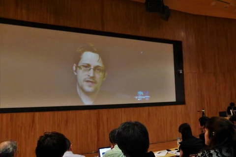 Edward Snowden nói về hoạt động giám sát của Mỹ tại Nhật Bản qua một video từ Nga trong một hội nghị chuyên đề tại Tokyo vào hôm 4/6. (Nguồn: japantimes.co.jp)