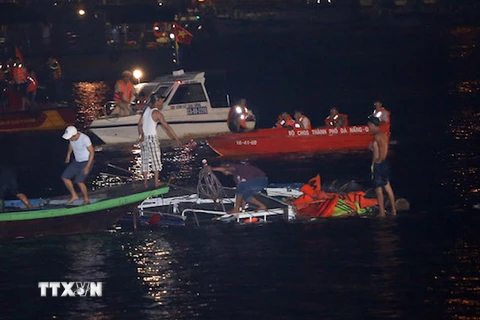Các lực lượng cứu nạn đang nỗ lực tìm kiếm cứu người bị nạn trong tàu bị chìm trên sông Hàn. (Ảnh: Trần Lê Lâm/TTXVN)