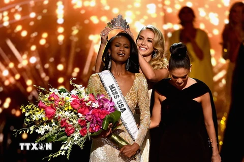 Deshauna Barber (trái) đoạt vương miện Hoa hậu Mỹ 2016. (Nguồn: AFP/TTXVN)