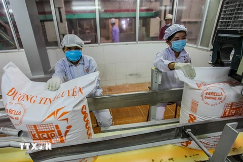 Sản phẩm đường tinh luyện (RE) của Công ty trách nhiệm hữu hạn Công nghiệp KCP Việt Nam đang được đóng bao bì. (Ảnh: Trọng Đạt/TTXVN)