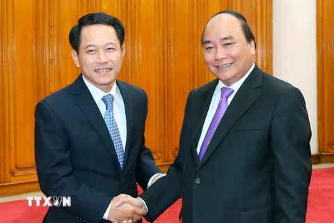 Thủ tướng Nguyễn Xuân Phúc tiếp Bộ trưởng Ngoại giao Lào Saleumxay Kommasith. (Ảnh: Thống Nhất/TTXVN)