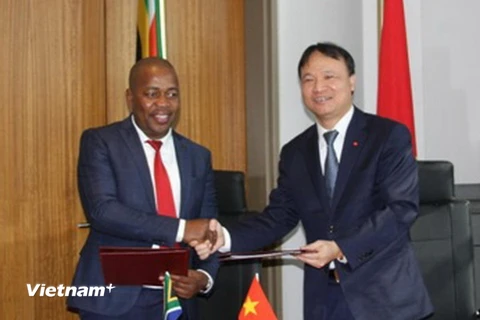 Thứ trưởng Đỗ Thắng Hải và Thứ trưởng Mzwandile Masina ký và trao đổi Biên bản Kỳ họp. (Ảnh: Mạnh Hùng-Dư Hưng/Vietnam+) 