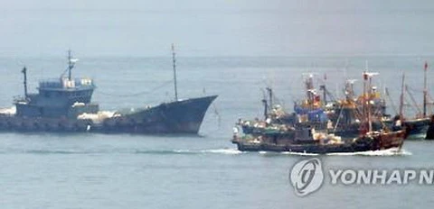 Tàu cá Trung Quốc tại khu vực gần đảo Yeonpyeong hôm 9/6. (Nguồn: Yonhap)