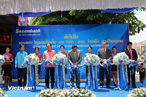 Quang cảnh lễ cắt bang khai trương chi nhánh Sacombank Champasak. (Ảnh: Phạm Kiên/Vietnam+)