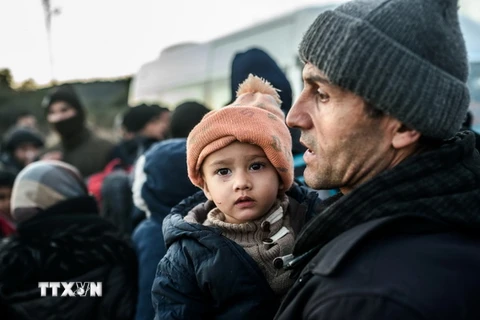 Người di cư Syria chờ để sang Hy Lạp sau khi bị cảnh sát Thổ Nhĩ Kỳ bắt giữ tại Canakkale, Thổ Nhĩ Kỳ. (Nguồn: AFP/TTXVN)