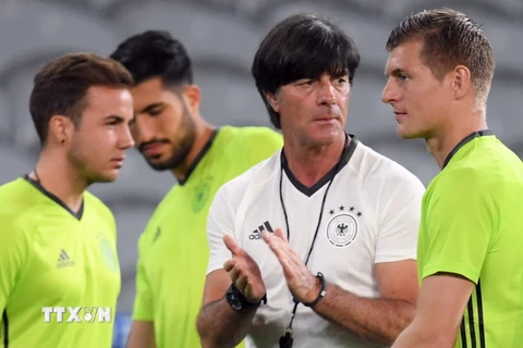  Từ trái sang: Mario Goetze, Emre Can, huấn luyện viên Joachim Loew và Toni Kroos trong buổi tập trân sân Stade Pierre Mauroy. (Nguồn: EPA/TRTXVN)