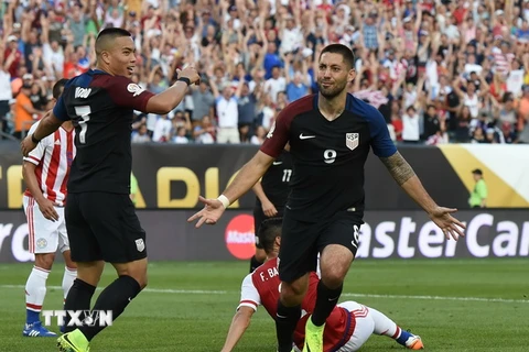 Tiền vệ Mỹ Clint Dempsey (số 8) lập công ghi bàn cho đội Mỹ trước đội Paraguay. (Nguồn: AFP/TTXVN)