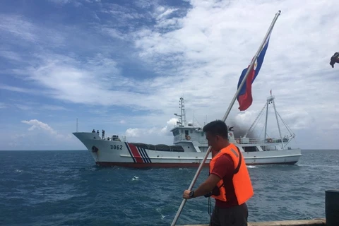 Bức ảnh được đăng trên trang Facebook của nhóm Kalayaan Atin Ito cho thấy họ đi thuyền đến bãi cạn Scarborough. (Nguồn: Kalayaan Atin Ito)