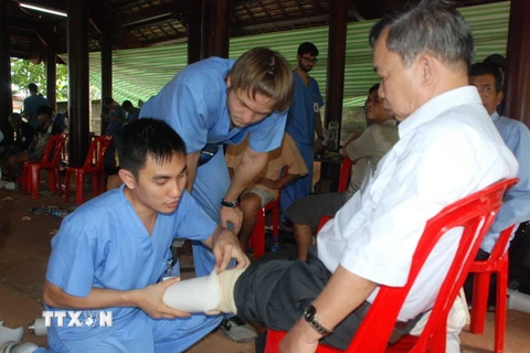 Các bác sỹ và sinh viên Trường Đại học Mercer lắp ráp chân giả cho bệnh nhân. (Ảnh: Nguyễn Văn Việt/TTXVN)