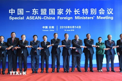 Phó Thủ tướng, Bộ trưởng Ngoại giao Phạm Bình Minh chụp ảnh chung với Trưởng đoàn các nước và Tổng Thư ký ASEAN Lê Lương Minh. (Ảnh: Hải Yến/TTXVN)