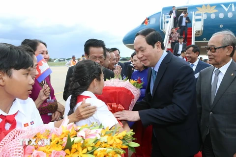 Thiếu nhi Campuchia tặng hoa chào đón Chủ tịch nước Trần Đại Quang và Phu nhân tại sân bay Quốc tế Phnom Penh. (Ảnh: Nhan Sáng/TTXVN)