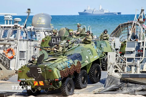Xe bọc thép của quân đội Phần Lan trên tàu của quân đội Mỹ. (Nguồn: EPA/TTXVN)