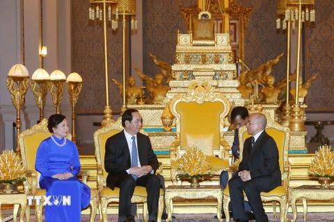 Quốc vương Campuchia Norodom Sihamoni tiếp Chủ tịch nước Trần Đại Quang và Phu nhân. (Ảnh: Nhan Sáng/TTXVN)
