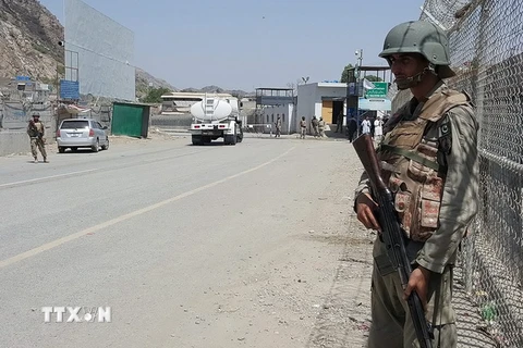 Binh sỹ Pakistan gác tại khu vực biên giới Torkham. (Nguồn: AFP/TTXVN)