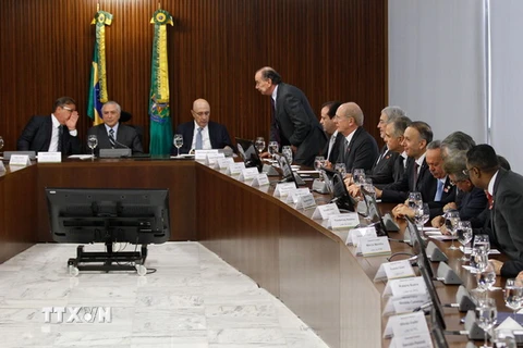 Tổng thống lâm thời Brazil Temer thảo luận về đề nghị giảm chi tiêu công với lãnh đạo Thượng viện. (Nguồn: EPA/TTXVN)