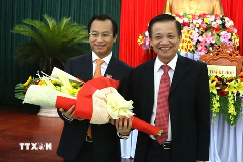 Ông Nguyễn Xuân Anh (trái) được bầu giữ chức Chủ tịch HĐND thành phố Đà Nẵng khóa IX. (Ảnh: Trần Lê Lâm/TTXVN)