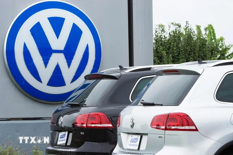 Logo hãng Volkswagen tại cửa hàng ở Woodbridge, Mỹ. (Nguồn: AFP/TTXVN)
