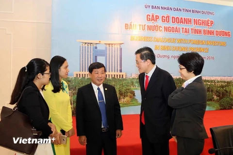 Chủ tịch UBND tỉnh Bình Dương Trần Thanh Liêm trao đổi với doanh nghiệp nước ngoài.(Ảnh: Quách Lắm/Vietnam+)