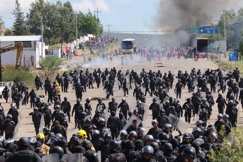 Đụng độ giữa cảnh sát Mexico và giáo viên. (Nguồn: AP)