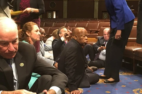 Hạ nghị sỹ thuộc đảng Dân chủ Mỹ biểu tình ngồi yêu cầu siết chặt kiểm soát súng đạn. (Nguồn: CNN)